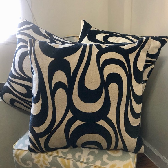 Set of 3 black and beige swirled design decorative accent pillows - Picture 3 of 5